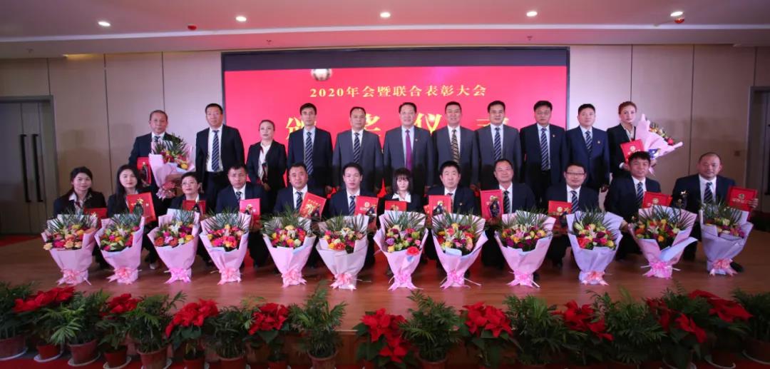 年度先進(jìn)工作者合影留念